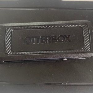 Otterbox 13 Pro Max Black Clip